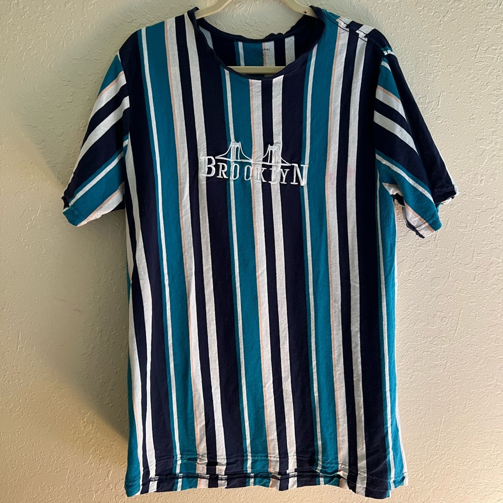 ❣️2/$25❣️ BROOKLYN text NO BOUNDARIES striped blue/white men’s T | LARGE